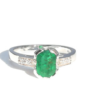 Anello in Oro bianco con Smeraldo Ottagonale e Diamanti