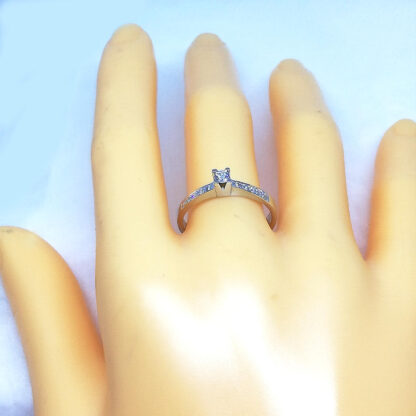 anello donna solitario in oro bianco e diamanti pg gioielli