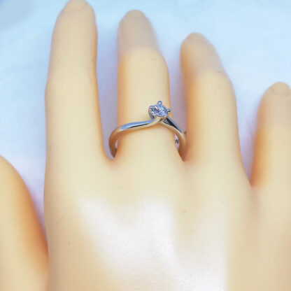 anello donna solitario valentine in oro bianco e diamanti