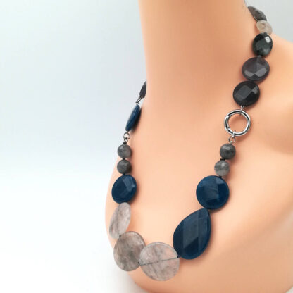 collana donna in pietre dure quarzo grigio e agata blu della rovere gioielli