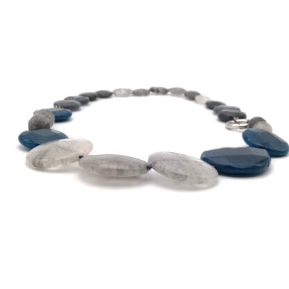 collana donna in pietre dure quarzo grigio e agata blu della rovere gioielli
