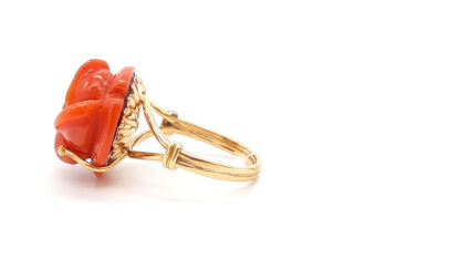 anello rosa in oro giallo e corallo rosso