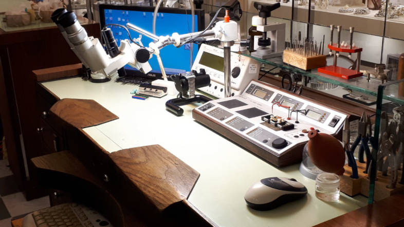 -Riparazione e restauro orologi di tutte le marche presso il nostro laboratorio interno