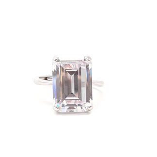 anello donna in argento con pietra di zircone taglio smeraldo