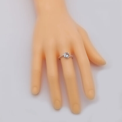 anello in oro bianco con acqua marina e diamanti ovale