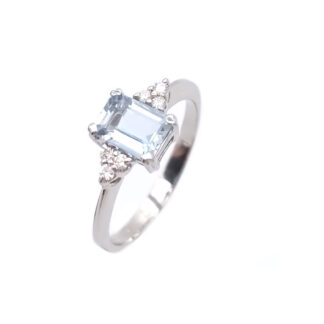 anello in oro bianco con acquamarina e diamanti rettangolare