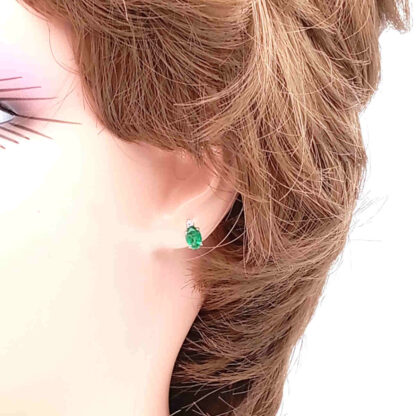 orecchini punto luce ovale in oro bianco con smeraldo e diamanti
